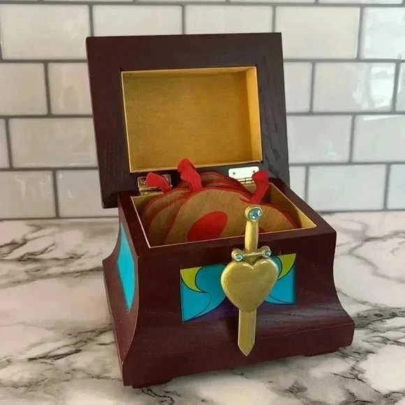 Disney Evil Queen Poison Apple Coaster Set In Chest NIB - Picture 1 of 14